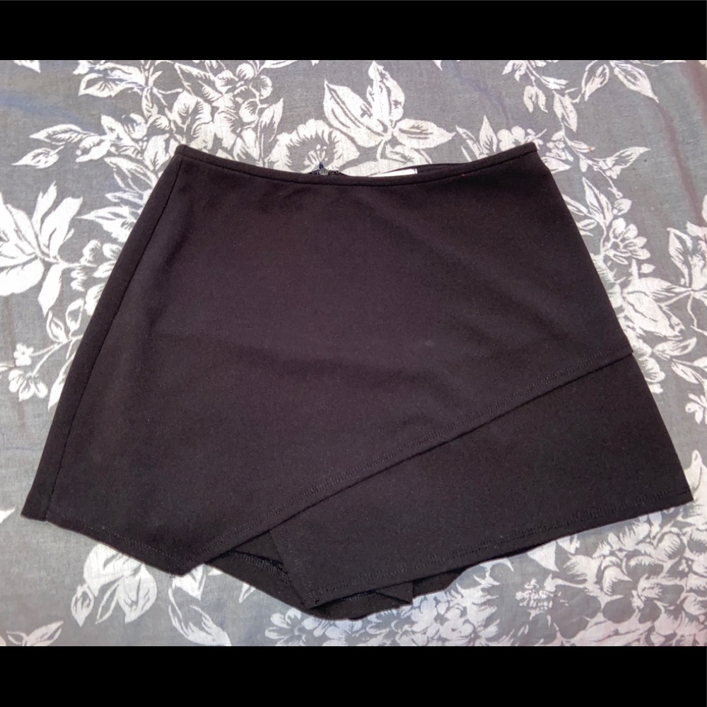 Vestique Black Crossover Skort